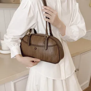 Sac à bandoulière rétro en cuir tressé marron foncé avec grande capacité et design cylindre