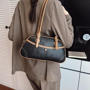 Sac sous le bras tissé rétro noir avec garniture en cuir marron et bandoulières