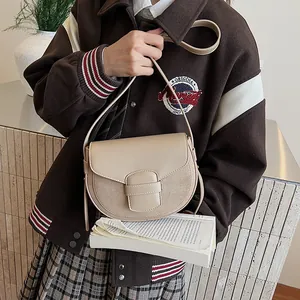 Bolso de silla minimalista blanco crema en cuero mate con solapa y correa delgada