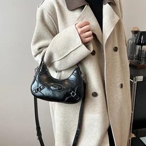 Bolso de media luna negro retro con textura de cuero arrugado y hebilla metálica