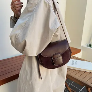 Bolso de hombro retro marrón oscuro con costuras en contraste y detalles de cuero