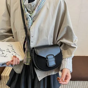Bolso de hombro retro negro con costuras blancas en contraste y correa ajustable de mujer