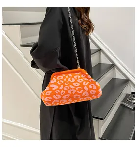 Detalle del bolso nube de punto con estampado de leopardo naranja rosa y cadena