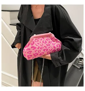 Detalle del bolso de punto con estampado de leopardo rosa y cadena de plata al hombro