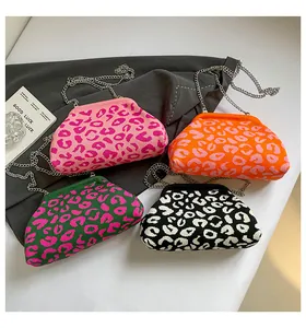 Detalle de bolsos de cadena tejidos con estampado de leopardo en varios colores