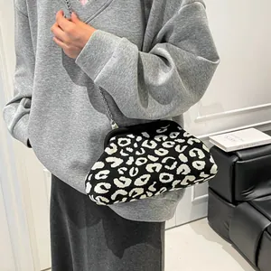 Bolso bandolera de punto con estampado de leopardo, cadena de metal y cierre de concha
