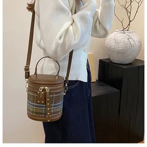 Bolso saco retro de cuadros con ribete de cuero marrón y cremalleras doradas