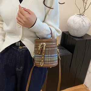 Bolso bombonera vintage a cuadros marrones con adornos de cuero para moda femenina