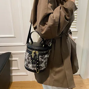 Elegante bolso de cubo con estampado de leopardo en piel sintética y correa ajustable