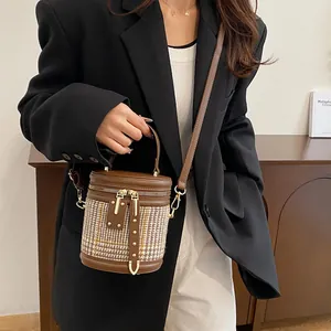 Bolso cubo retro de cuero marrón y pata de gallo con detalles metálicos dorados