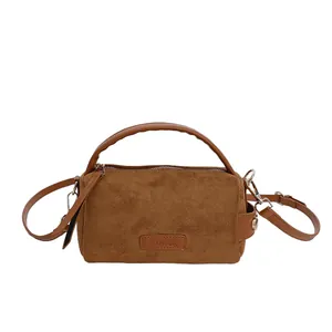 Bolso cilíndrico de ante marrón con logotipo PANTOR y correa de hombro ajustable