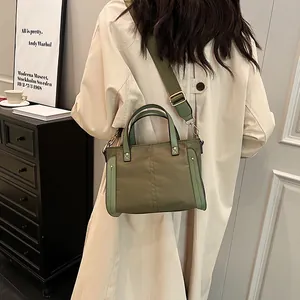 Bolso tote de nailon verde oliva con correa ancha y herrajes dorados para uso diario