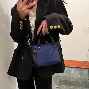 Bolso tote de nailon azul marino con ribete de cuero negro y correa ancha al hombro
