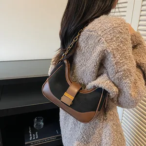 Bolso de hombro retro media luna en cuero marrón y ante negro con cadena dorada gruesa