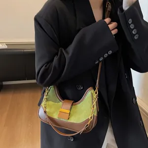 Bolso retro tipo medialuna en ante verde y cuero marrón con correa de cadena dorada