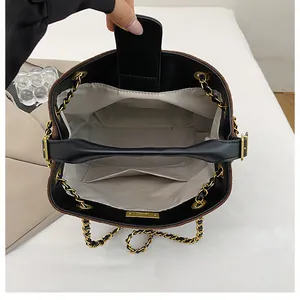 Detalle del forro de tela de espiga y del compartimento interno del bolso tipo cubo vintage