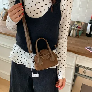 Mini bolso bandolera de ante marrón con lazo decorativo y correa fina ajustable
