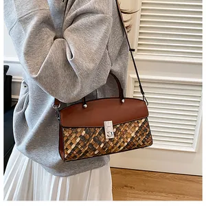 Détail du sac à main tissé vintage avec fermoir rotatif carré en métal et anse marron