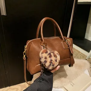 Sac à Main Boston Vintage en Cuir PU pour Femme avec Pendentif Coeur Léopard Sac Bandoulière Rétro Imprimé Lettres