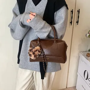 Sac Boston en cuir texturé marron foncé avec poignées et breloque cœur léopard