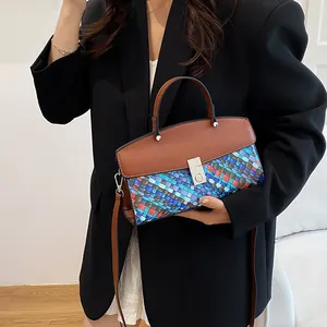 Sac à main tissé pour femme avec rabat en similicuir marron et boucle rotative vintage