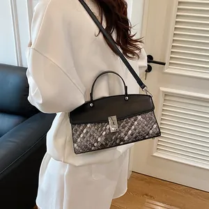 Sac à main bicolore en tissage avec rabat en cuir noir et boucle carrée argentée