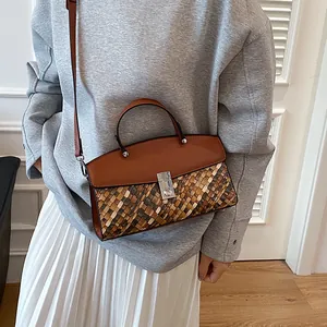 Sac à main rétro en tissage patchwork marron avec fermoir argenté et bandoulière