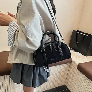 Bolso de mano Boston negro en ante con borlas y correa de hombro para mujer