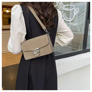 Detalle de bolso sobaco caqui mate vintage con hebilla metálica plateada única