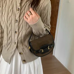 Bolso de hombro vintage con solapa de gamuza marrón, cuero negro y hebillas doradas