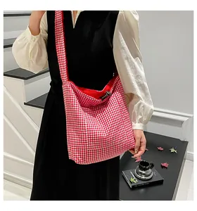 Detalle del bolso tote a cuadros rojos y blancos con forro cálido de lana de cordero