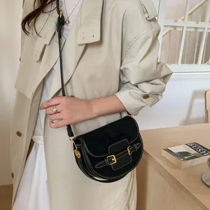 Bolso de hombro tipo silla negro en ante sintético con hebillas doradas y correa de cuero