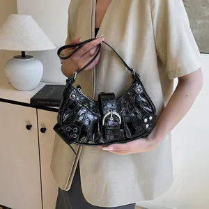 Bolso de hombro retro negro con patrón de cocodrilo, remaches plateados y forma de medialuna