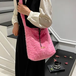 Bolso tote de felpa rosa con forro de cuadros y etiqueta Star picking colgado al hombro