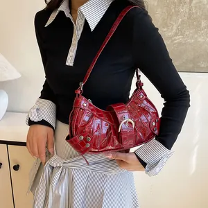 Bolso de hombro rojo retro con textura de cocodrilo y hebilla metálica central