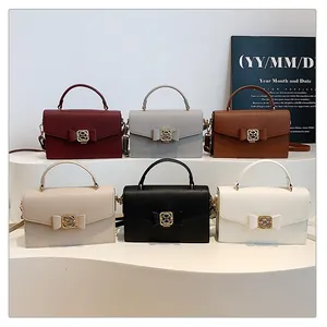 Détail de sacs à main structurés en six couleurs avec nœuds décoratifs et boucles dorées