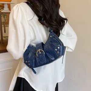 Bolso de hombro azul oscuro efecto cocodrilo con remaches plateados y hebillas