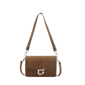 Bolso de hombro retro marrón en cuero mate con hebilla en C y correa ajustable