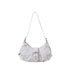 Bolso de hombro blanco efecto cocodrilo con hebilla plateada y remaches chic