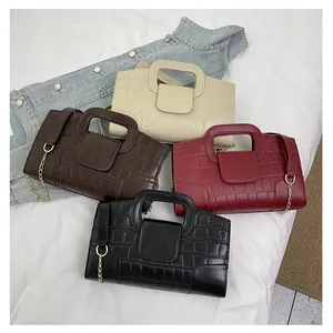 Vista detallada de bolsos tote en cuatro colores con textura de piel de cocodrilo gofrada