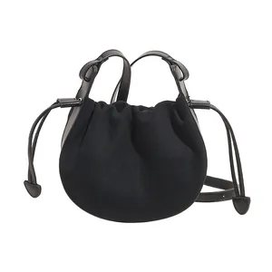 Sac seau nuage plissé en daim noir minimaliste avec une bandoulière réglable chic