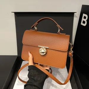 Sac à Main Femme en Cuir PU Motif Litchi Sac à Bandoulière Commute Avec Fermoir Tournant en Métal Et Poignée