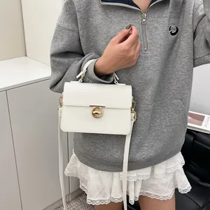 Sac à main blanc en cuir grainé avec fermoir doré pour mode féminine chic