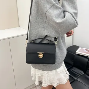 Sac à main classique en cuir noir à motif litchi avec fermoir doré et poignée supérieure