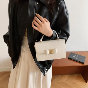 Sac à main élégant blanc crème en cuir avec nœud papillon et fermoir doré raffiné