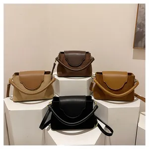 Detalle de cuatro colores de bolsos elegantes en ante mate y retazos de piel fina