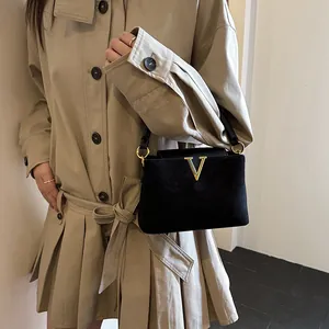Bolso de mano retro de ante negro con logotipo V dorado y bandolera de mujer
