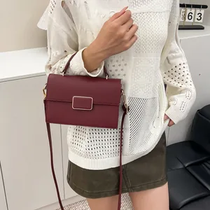 Sac à main bordeaux classique avec texture litchi et fermoir doré pour femmes