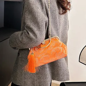 Sac coquille en brocart de soie orange avec motifs floraux, chaîne d'or et gland