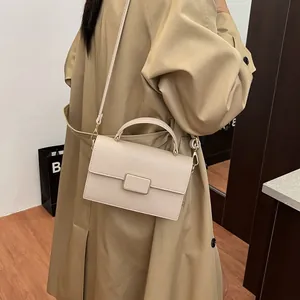 Chic sac à main beige en cuir grainé avec détails dorés et bandoulière pour femmes